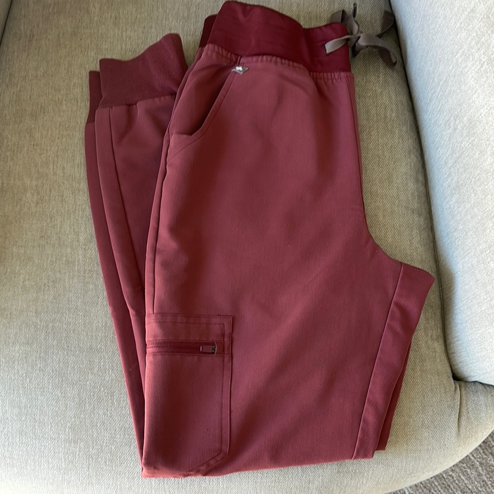 Figs Zamora jogger in dusty rose mauve color